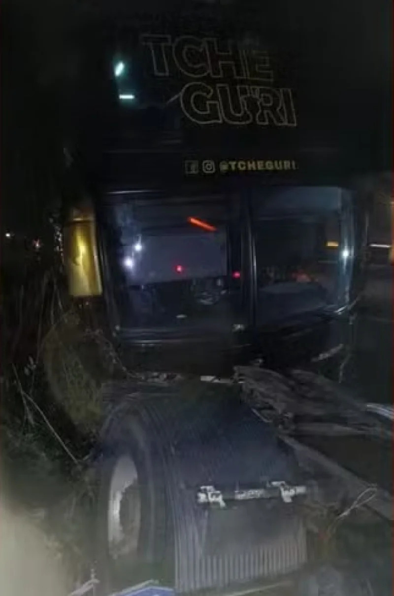 Ônibus do grupo Tchê Guri sofre acidente na freeway