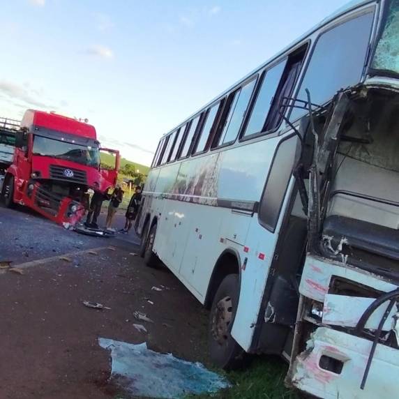 Acidente envolve caminhão e ônibus de Santo Ângelo, e deixa um ferido em Palmeira das Missões