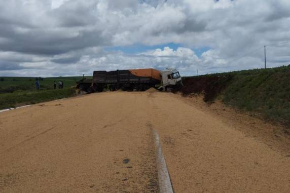 Carreta derruba carga de soja e causa bloqueio na BR-285 em Passo Fundo