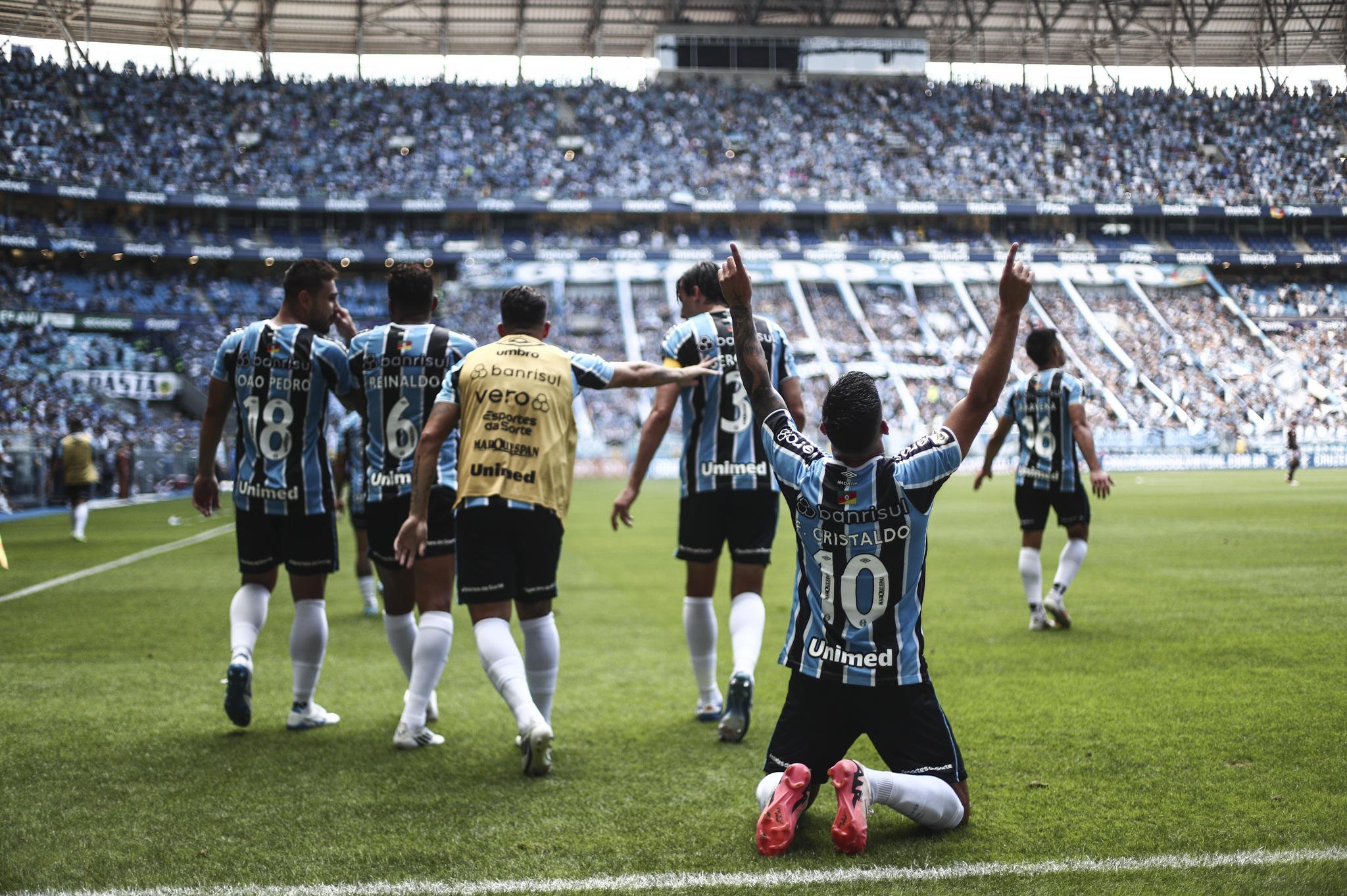 Grêmio vence o São Paulo e garante permanência na Série A do Brasileirão