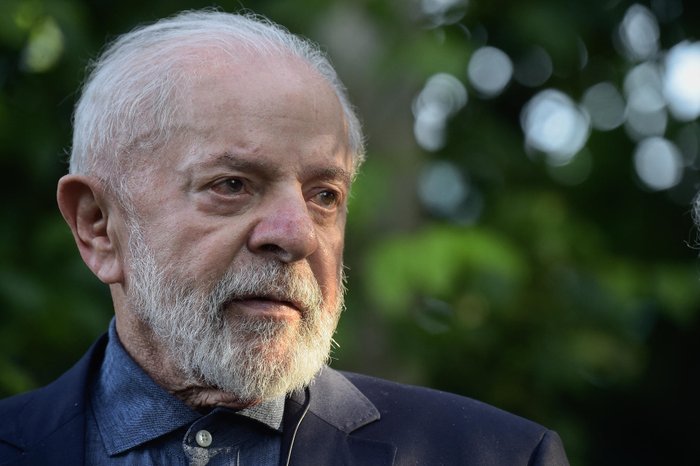 Após cirurgia, Lula conversa, se alimenta normalmente e não terá sequelas, dizem médicos