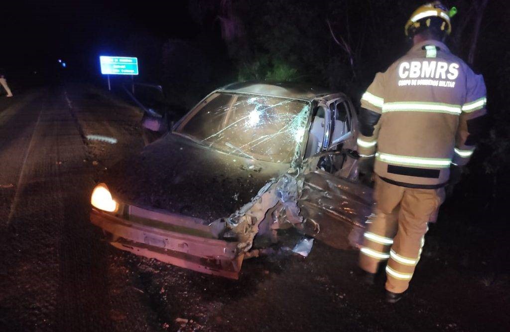 Acidente entre caminhão-prancha e carro deixa dois feridos na BR-285, em Caibaté