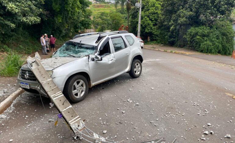 Mulher e criança ficam feridas após veículo ser atingido por poste em Ijuí
