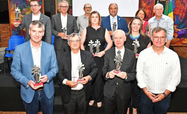 Município condecora personalidades públicas e a APAE