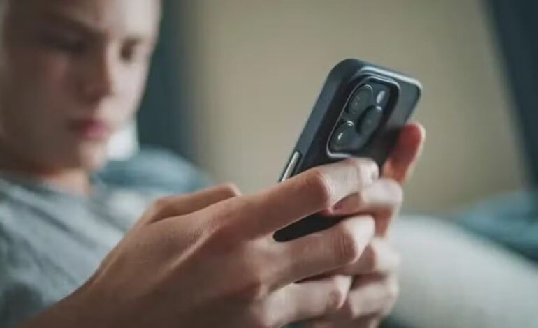 Senado aprova projeto que limita uso de celulares nas escolas