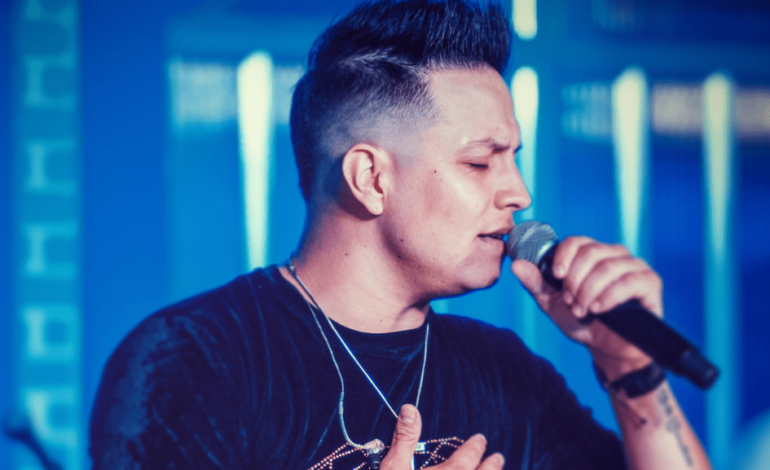 Vocalista de Os Atuais volta a caminhar, informa banda