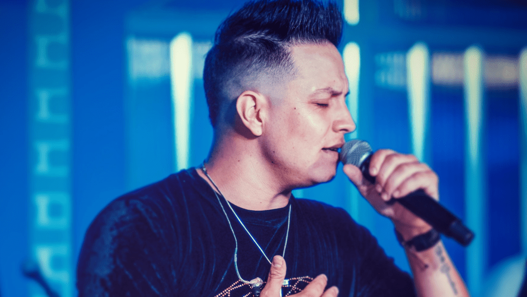 Vocalista de Os Atuais volta a caminhar, informa banda