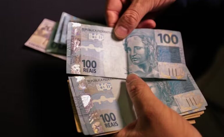 Lula assina reajuste do salário mínimo para R$ 1.518