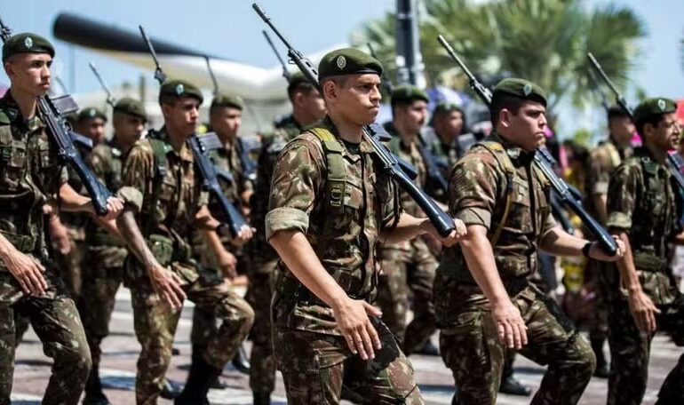 Governo propõe idade mínima de 55 anos para aposentadoria militar