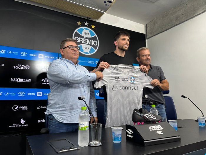 Tiago Volpi é apresentado pelo Grêmio: “Conheço a história do clube”