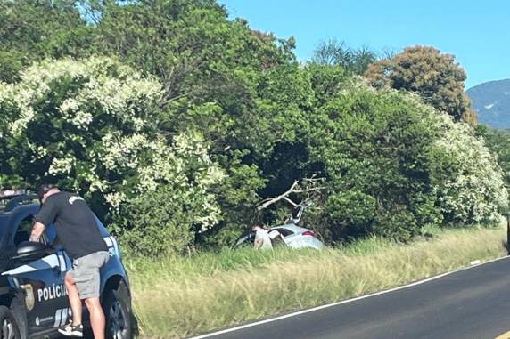 Motorista sofre acidente, sai do carro para pedir socorro e morre atropelada por ônibus no Litoral Norte