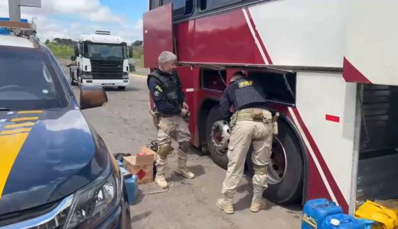 PRF apreende mercadorias contrabandeadas em fundo falso de ônibus em Carazinho