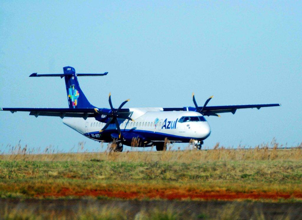 Cauda de avião da Azul toca na pista em pouso no aeroporto de Santo Ângelo
