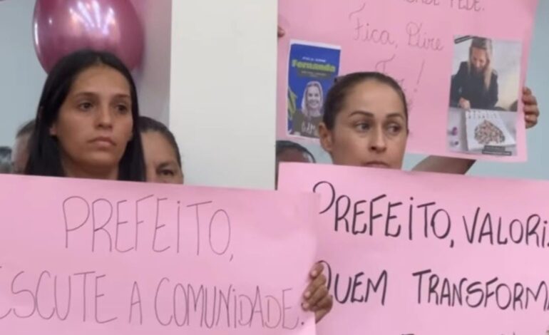Pais protestam por troca de diretores de escolas municipais