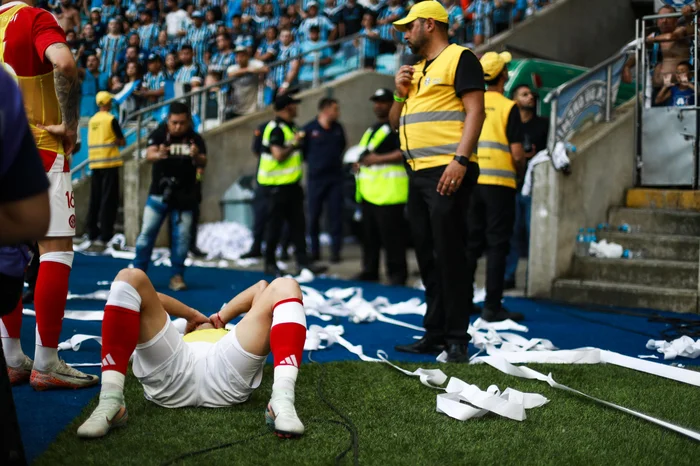 Súmula do Gre-Nal 445 relata arremesso de bomba e garrafa ao campo pela torcida do Grêmio