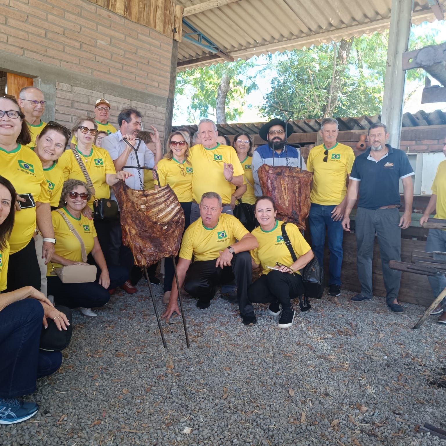 Turistas do Paraná conhecem atrativos das Missões e são recepcionados com costelão campeiro