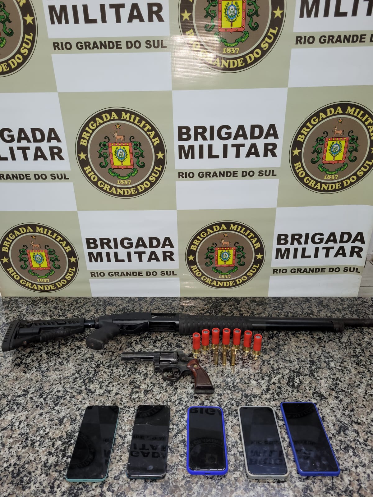 BM prende quatro indivíduos por posse ilegal de arma de fogo e receptação