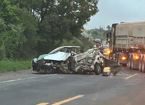 Homem morre em acidente entre carro e duas carretas na BR-158, em Cruz Alta