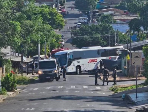Pai e filha de cinco anos morrem atropelados por ônibus em Sapucaia do Sul
