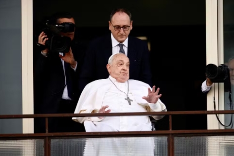 Médicos pensaram em parar tratamento do Papa Francisco e deixá-lo morrer durante momento crítico na internação