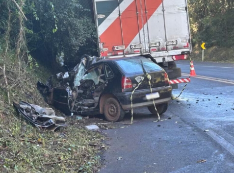 Cinco jovens morrem e bebê fica ferida após grave acidente entre carro e caminhão na BR-373, no Paraná