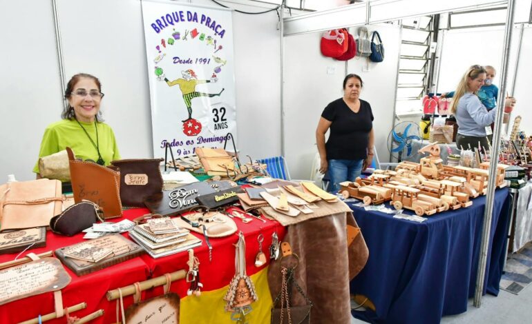Expositores de associação de artesãos contemplados com a Lei Rouanet