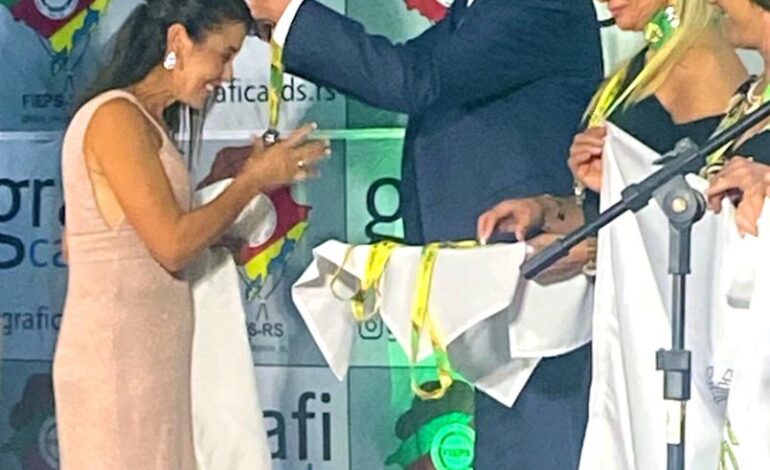 Luciana da Luz recebe honraria Rei de Roma – Paulo Roberto Falcão