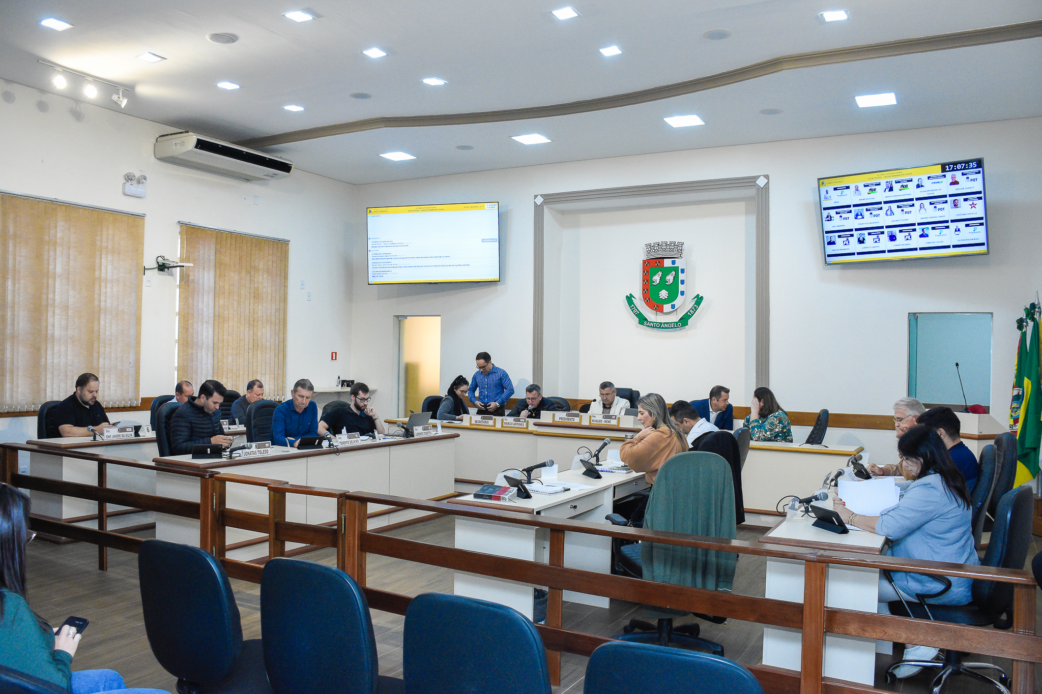 Vereadores autorizam contratação emergencial de atendentes de farmácia e ampliação do Refis Municipal