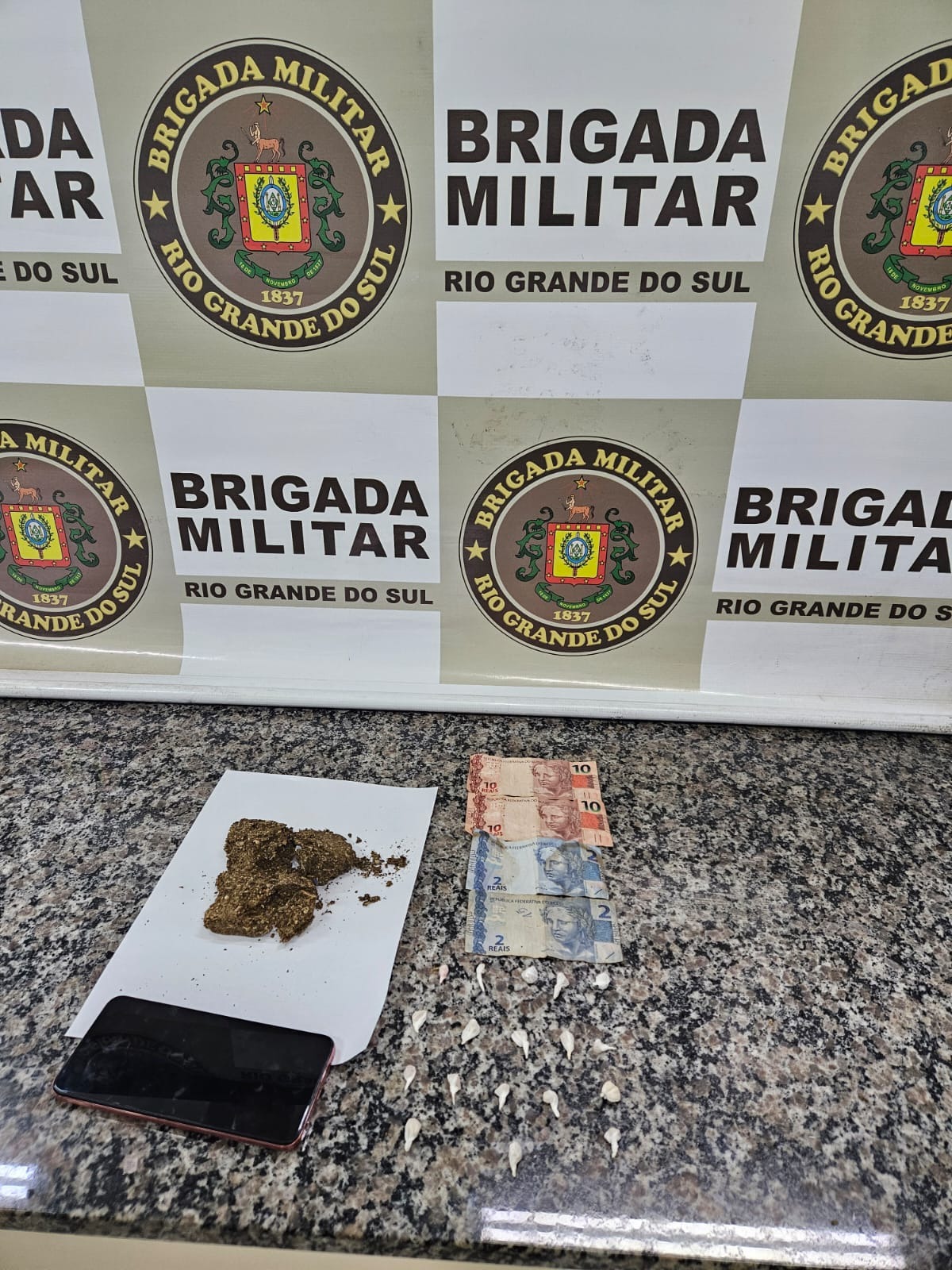 Força Tática prende homem no centro de Santo Ângelo por tráfico de drogas