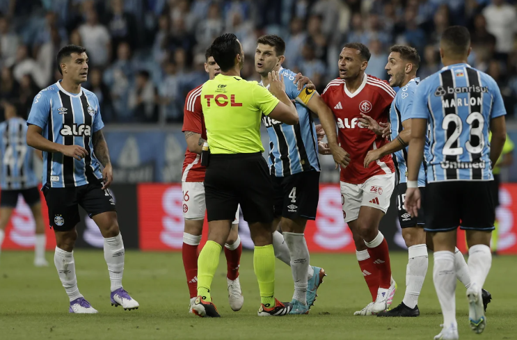 Clássico Gre-Nal termina empatado na Arena