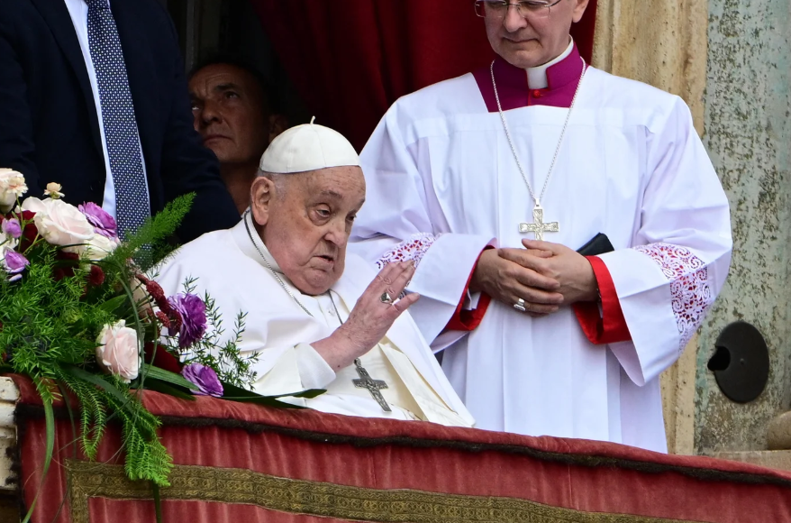 Papa Francisco saúda milhares de fiéis no Vaticano no Domingo de Páscoa