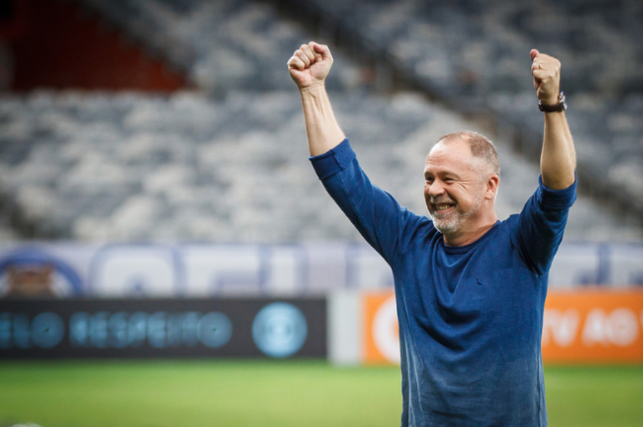 Grêmio anuncia contratação de Mano Menezes