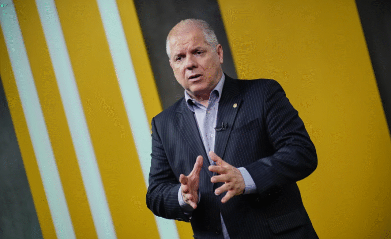 Presidente do INSS é afastado em operação contra fraude bilionária