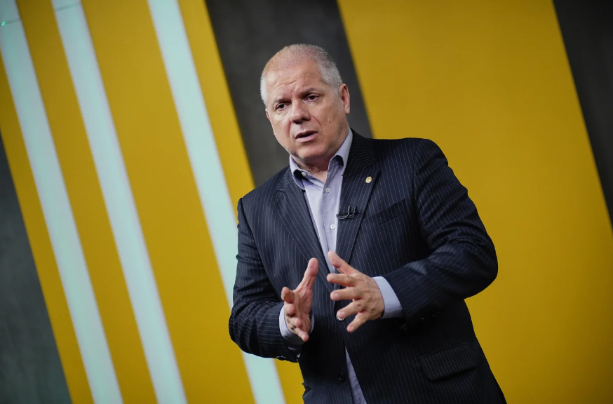 Presidente do INSS é afastado em operação contra fraude bilionária