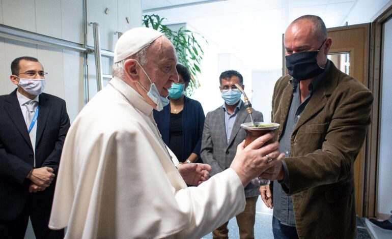 Jornalista gaúcho que trabalha no Vaticano falou sobre morte do Papa no Roda Viva