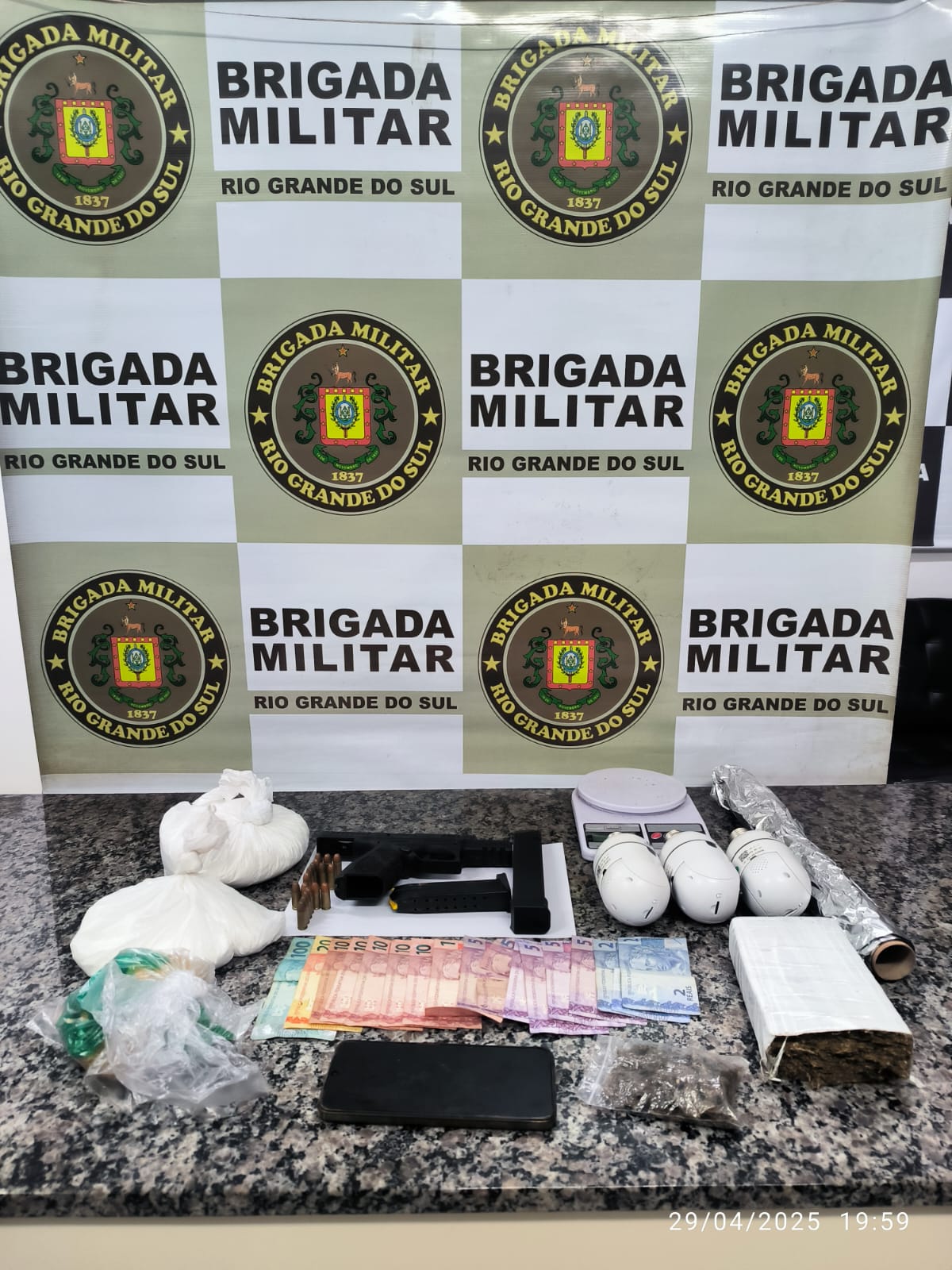 BM realiza prisões por tráfico de entorpecentes e posse de arma, em Santo Ângelo