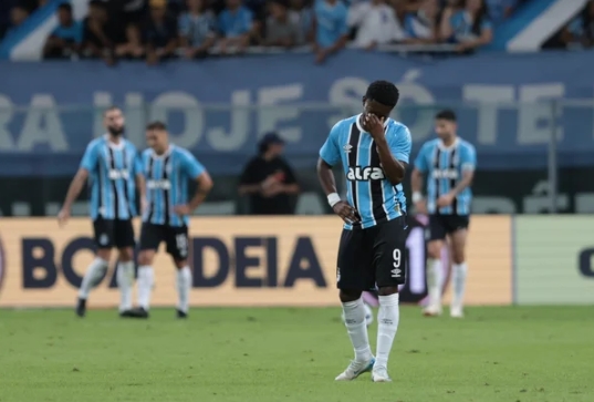 Grêmio perde para o Flamengo e técnico Quinteros sai de campo vaiado na Arena