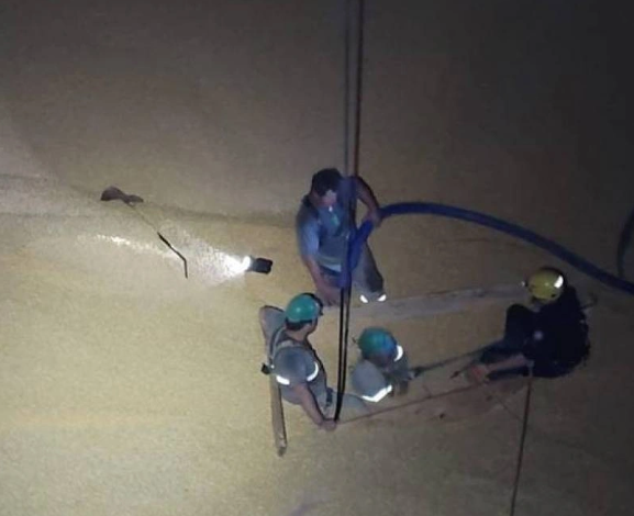 Trabalhador fica parcialmente soterrado por grãos em um silo no interior de Independência