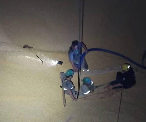 Trabalhador fica parcialmente soterrado por grãos em um silo no interior de Independência
