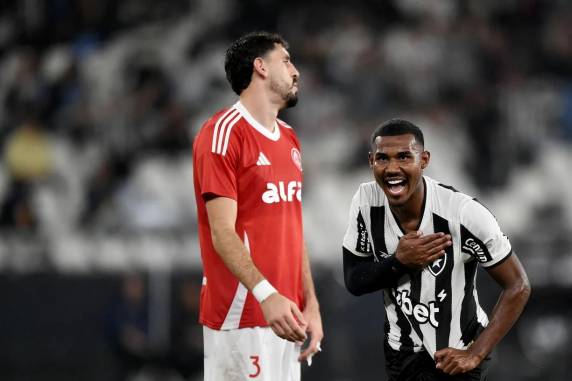 Inter é goleado pelo Botafogo e cai quatro posições no Brasileirão