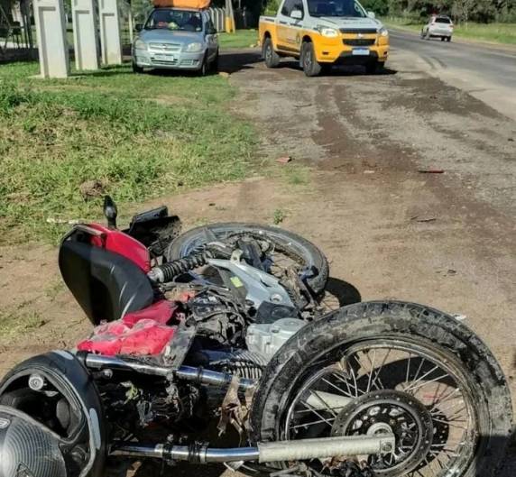 Duas pessoas morrem em acidente entre moto e caminhão na RS-030, em Santo Antônio da Patrulha