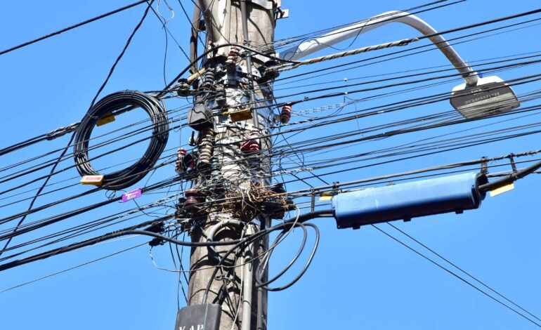 Vereadores aprovam projeto sobre fios inservíveis nos postes