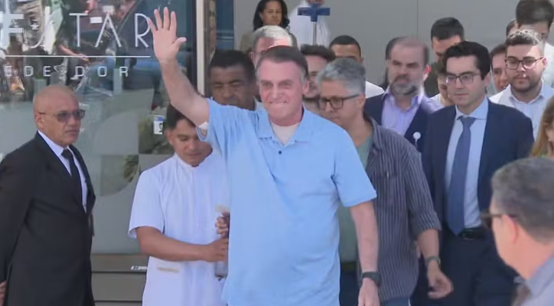 Bolsonaro tem alta três semanas após cirurgia