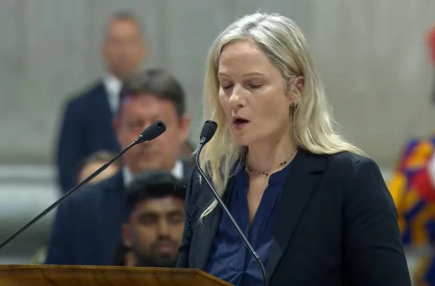 Gaúcha lê Oração Universal durante missa de abertura do conclave