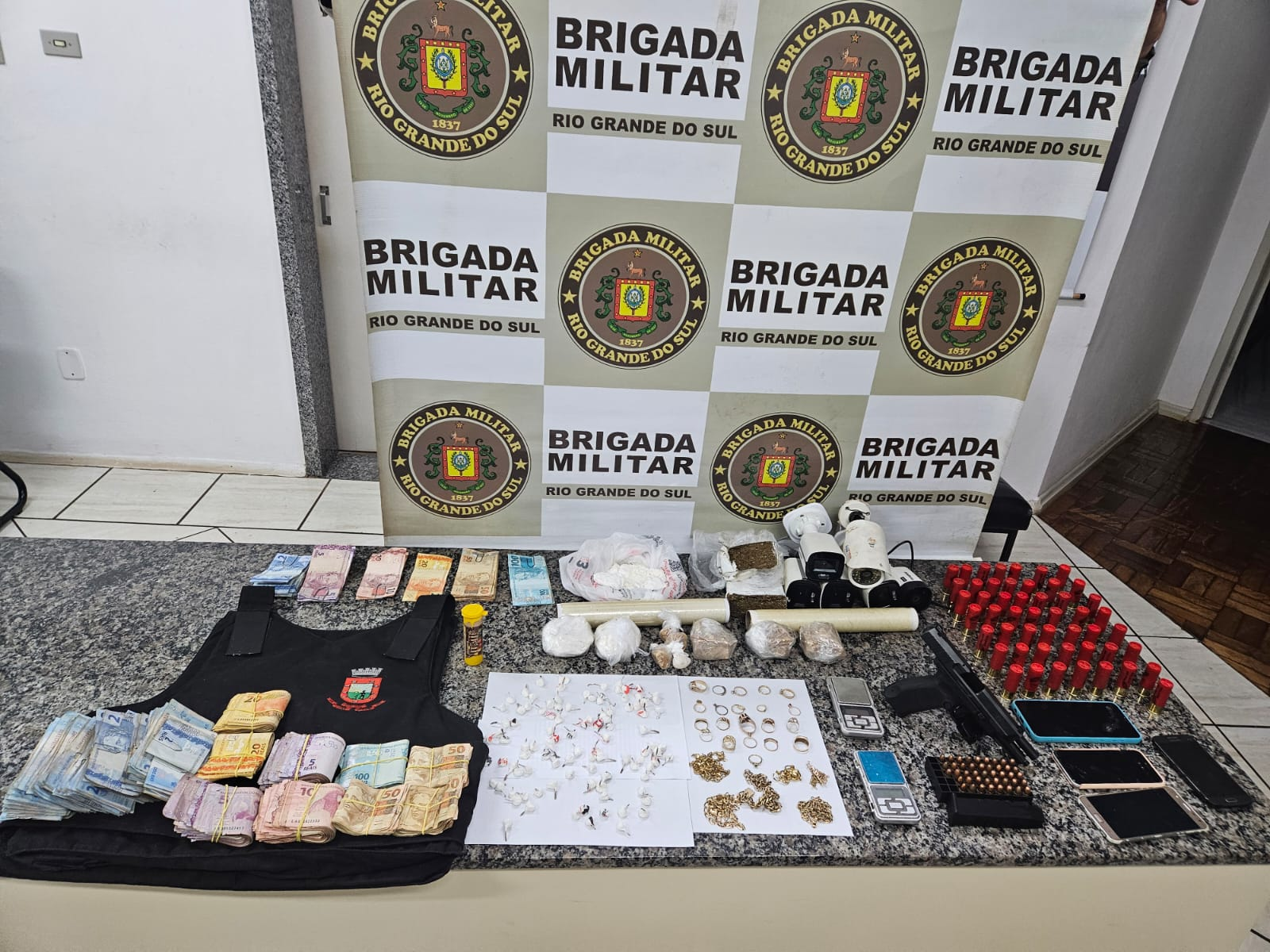 BM realiza prisão por tráfico de drogas e posse irregular de arma de fogo em Santo Ângelo