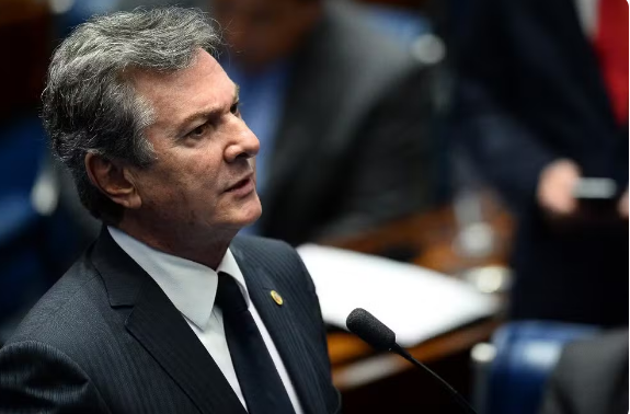 Moraes determina suspensão de passaporte diplomático de Collor e proíbe saída do país