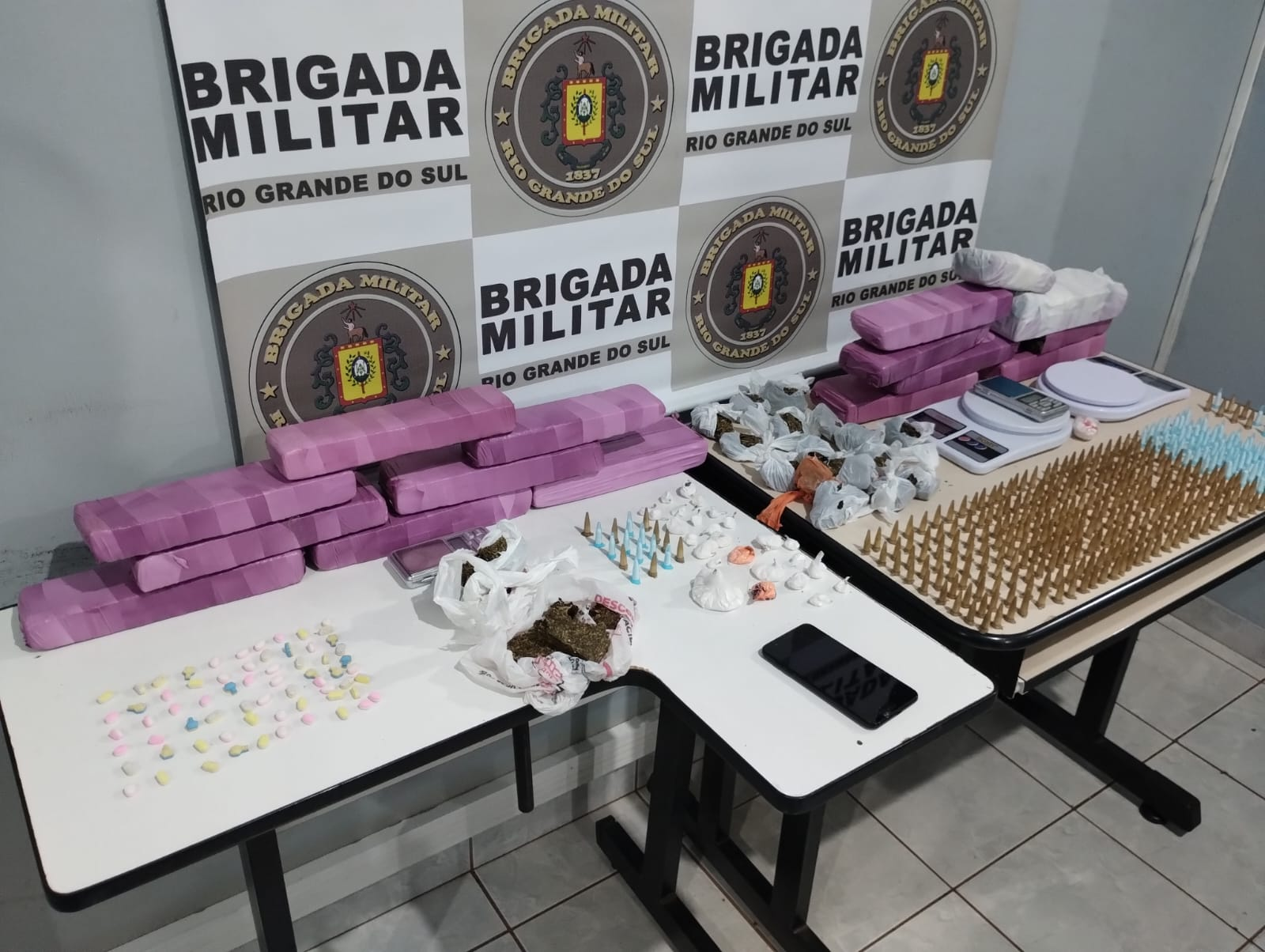 BM prende mulher e apreende adolescente por tráfico de entorpecentes em Ijuí