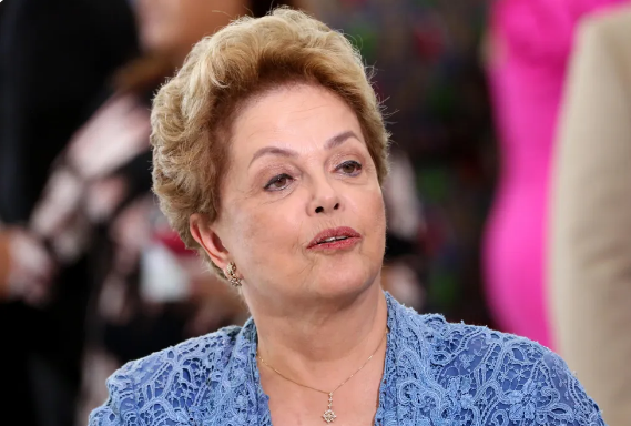 Comissão aprova anistia para ex-presidente Dilma e indenização de R$100 mil