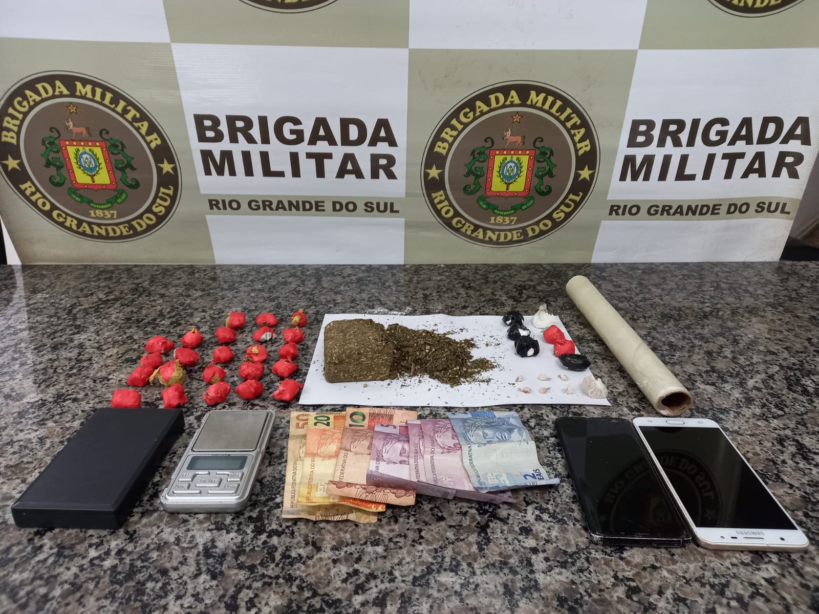 Brigada Militar apreende adolescente por tráfico de drogas no Bairro Aliança
