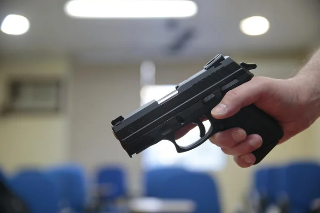 Taxa de homicídio cai no Brasil, mas violência matou 45,7 mil em 2023